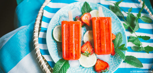 Domowe lody truskawkowe na patyku - sorbet Mohito
