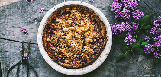 Tarta z rabarbarem i kruszonką – przepis i uprawa w ogrodzie